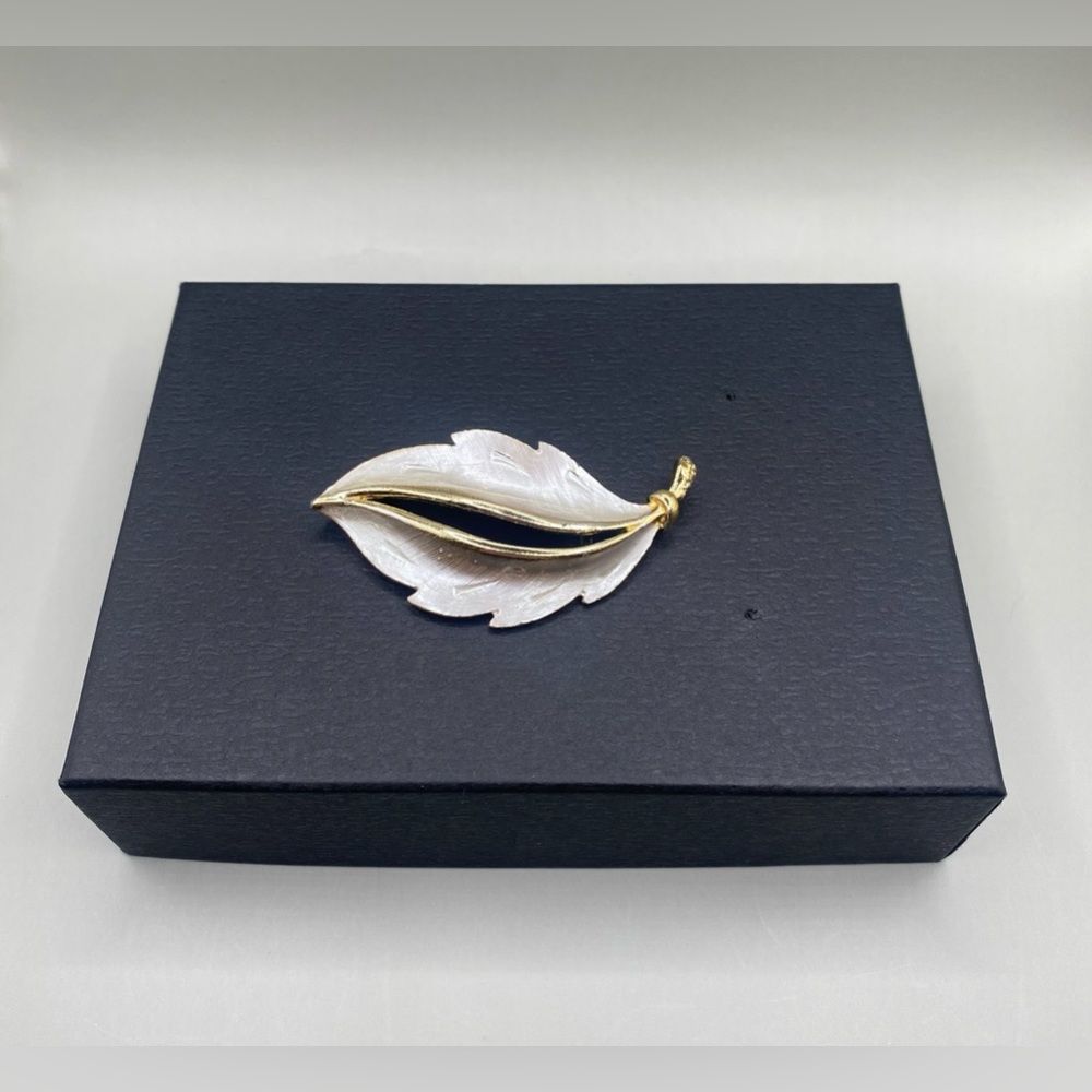 🤍🌱Vintage Silver and Gold Leaf Brooch